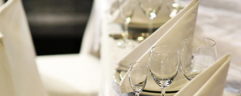 Mesa de restaurante con mantelería limpia